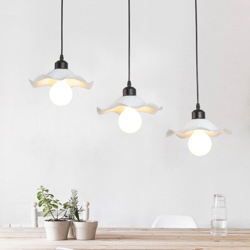 Modern 3-Head Pendant Light With Ruffled Edge In White Metallic Finish - Linear/Round Canopy /