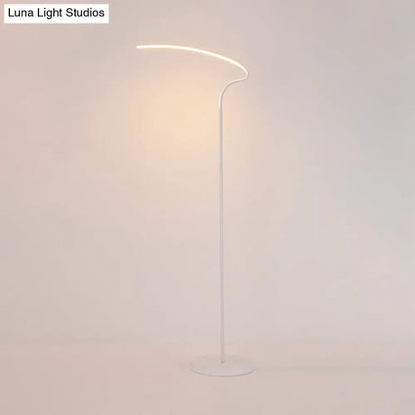 Modern Curved Led Floor Lamp: Stylish Metal Standing Light In Black/White